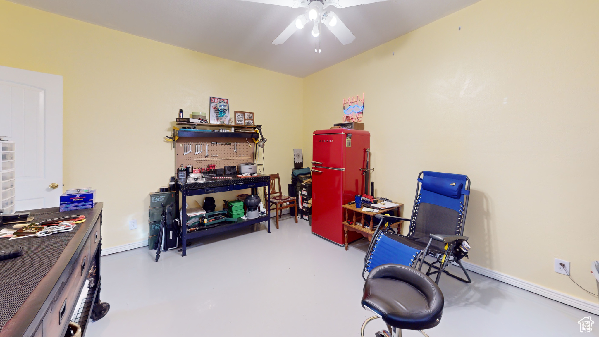 Misc room featuring concrete floors and ceiling fan