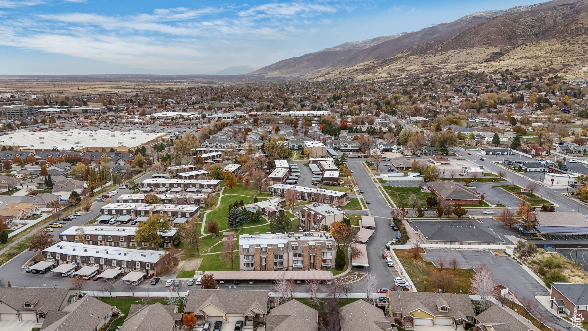 Birds eye view of property featuring a mountain view