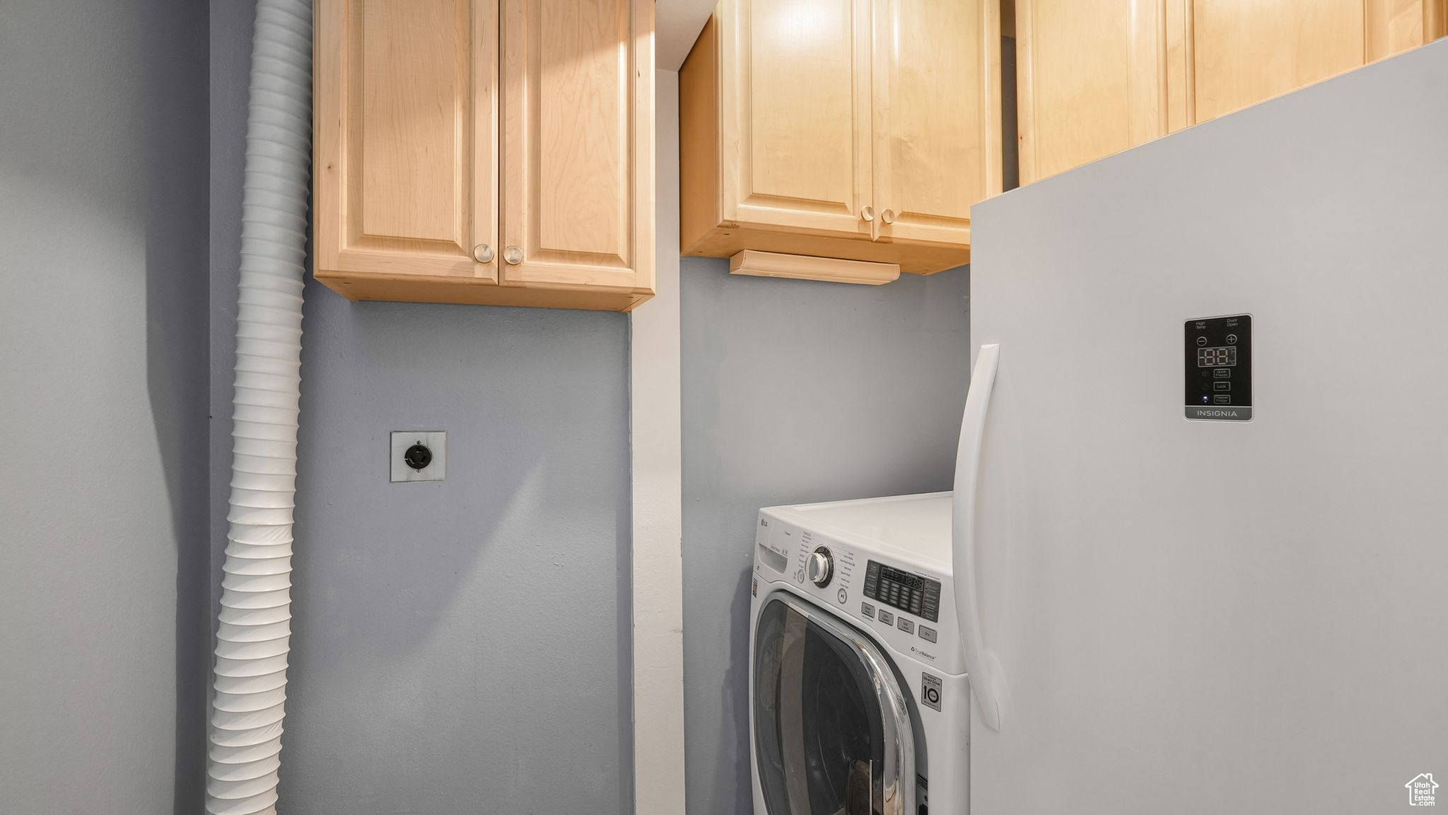 Laundry room with washer / clothes dryer