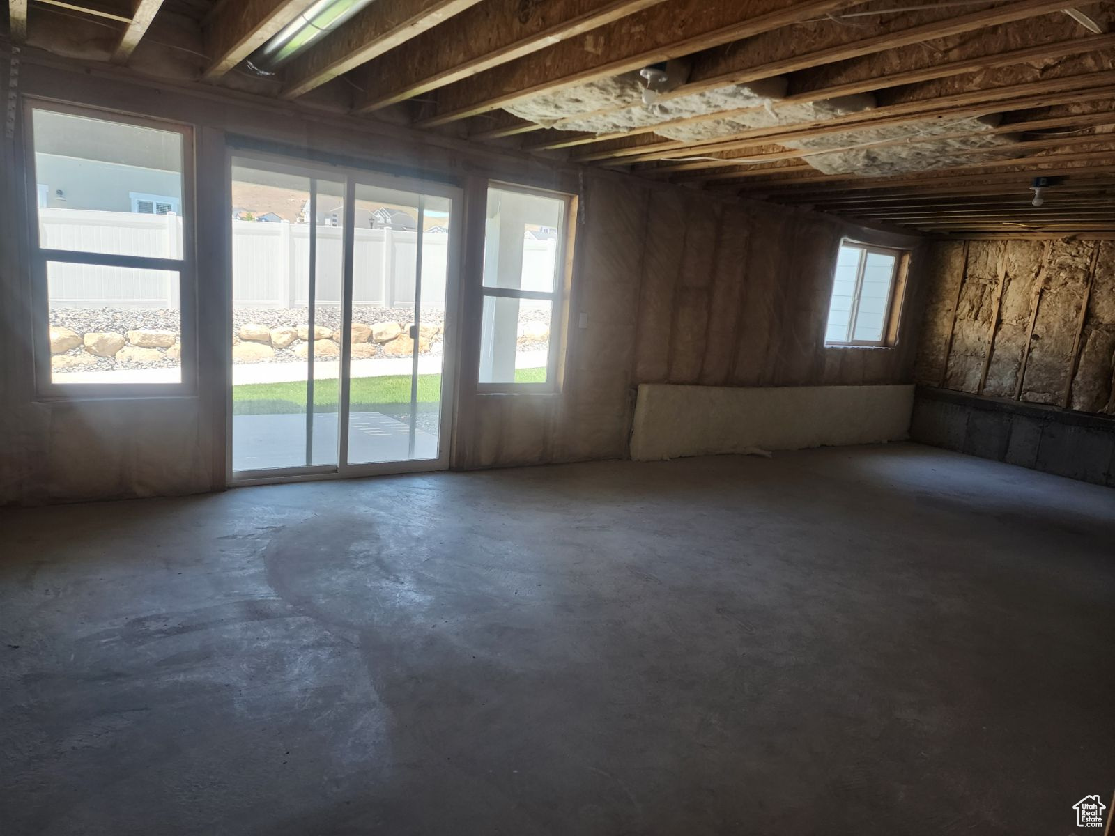 Empty room featuring concrete flooring