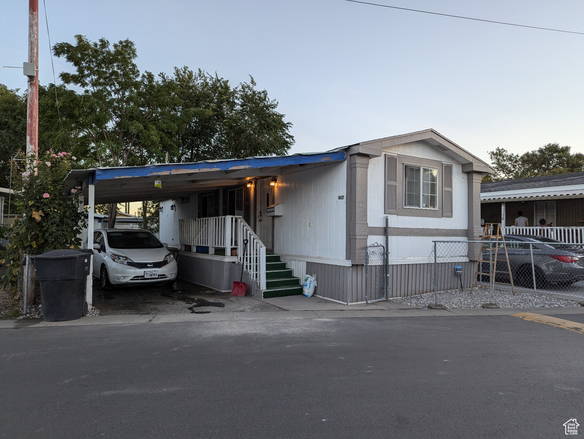 Manufactured / mobile home featuring a carport