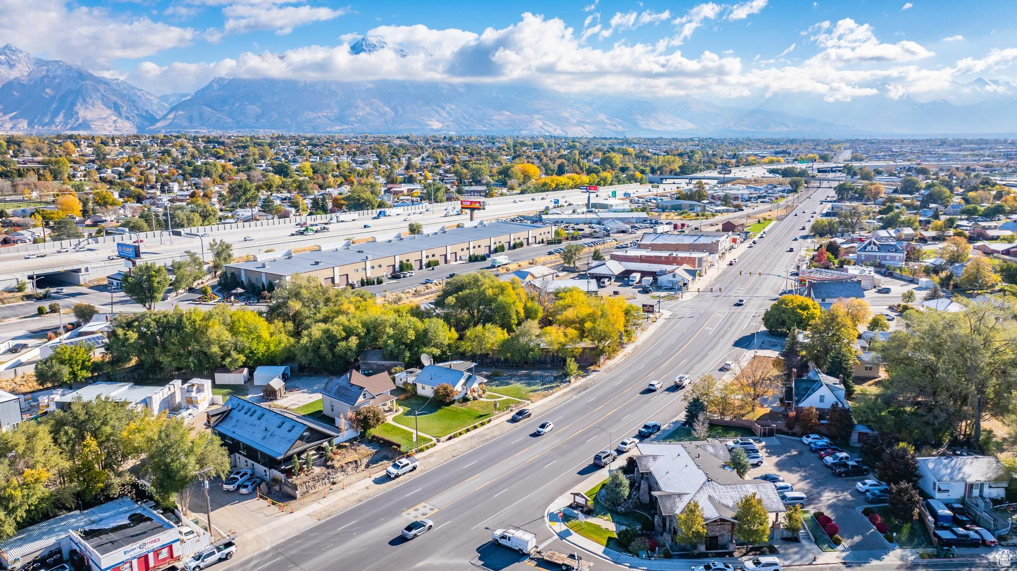 Bird's eye view with a mountain view