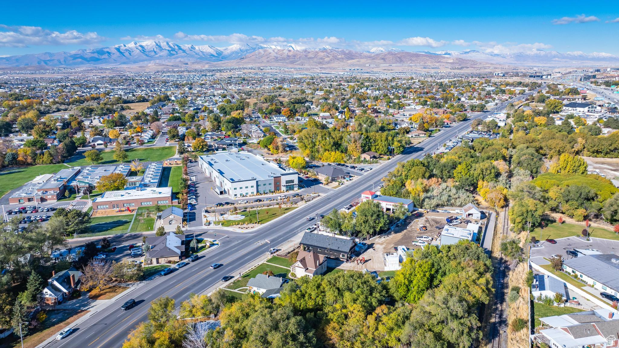 Drone / aerial view featuring a mountain view