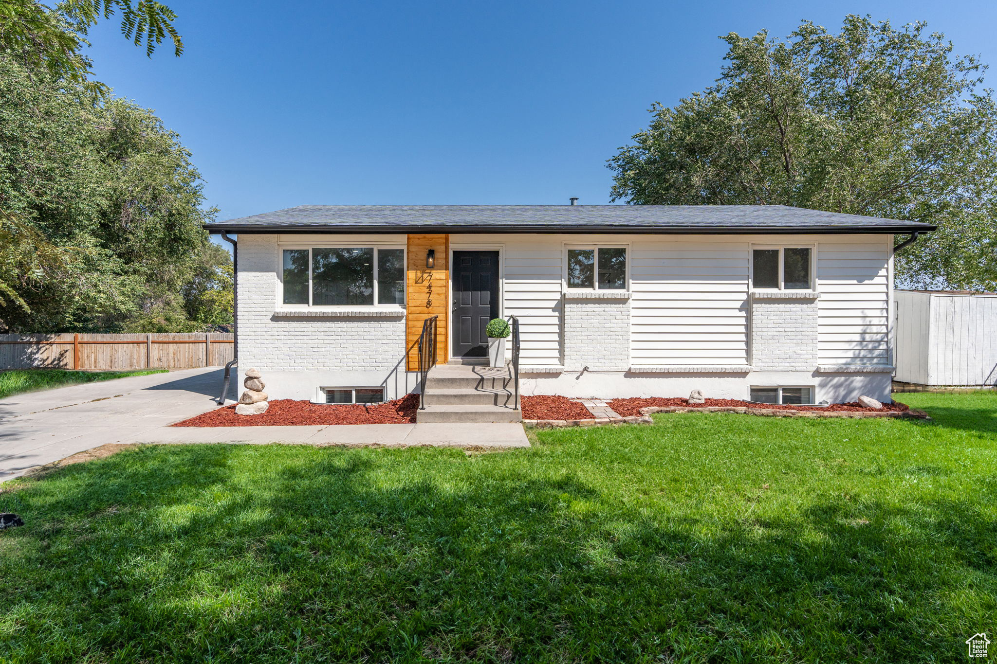 Ranch-style house with a front yard