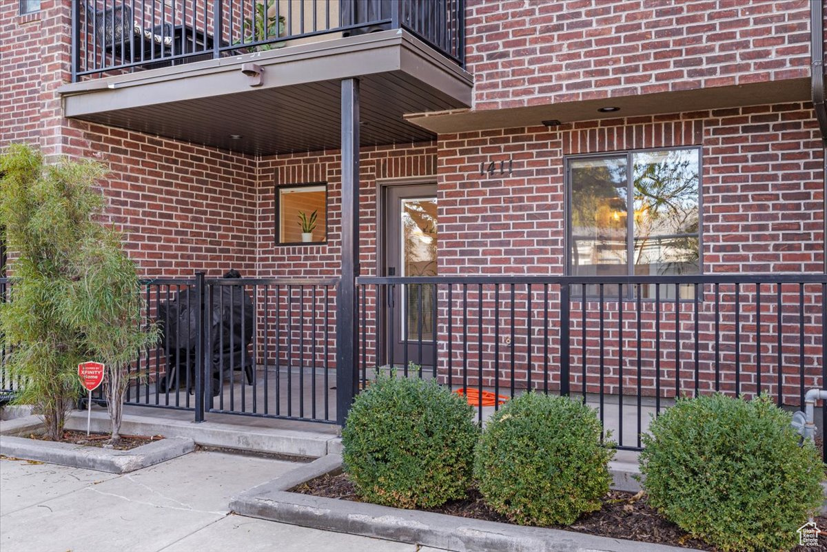 Property entrance with a balcony