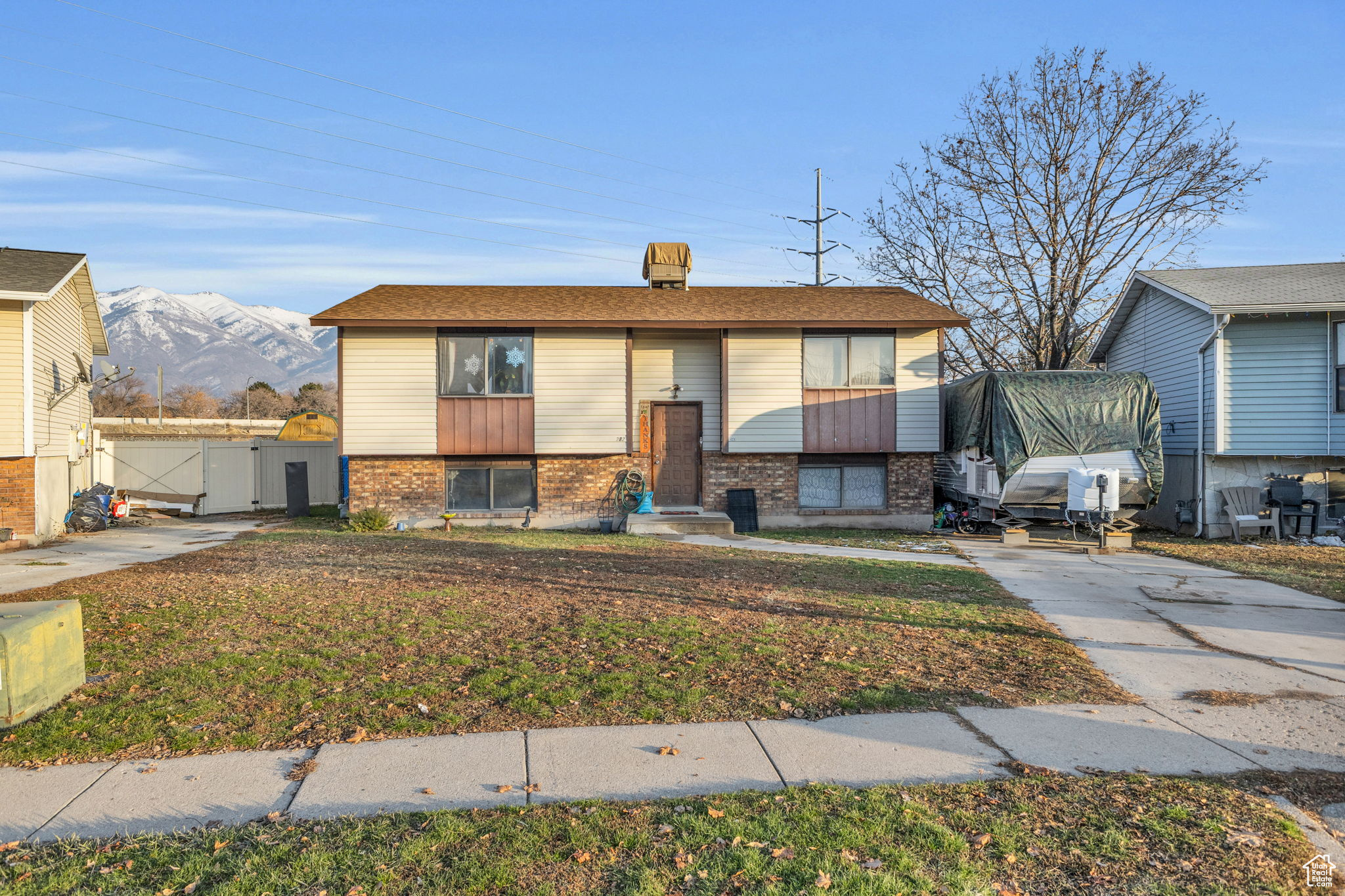 Bi-level home featuring a mountain view and a front yard