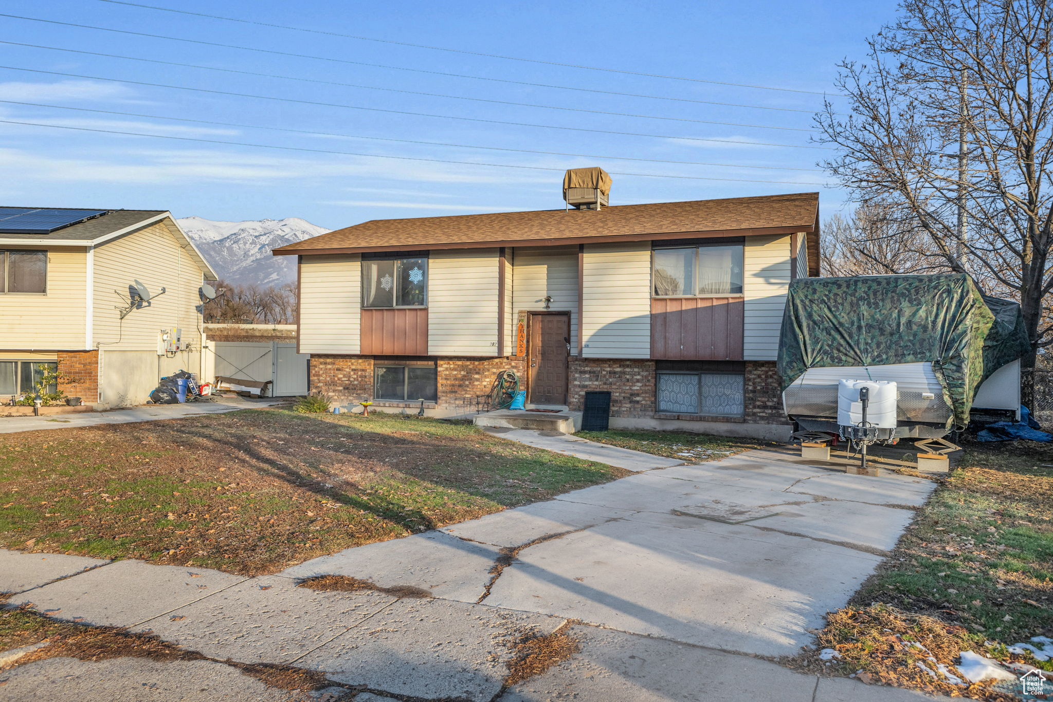 Split foyer home featuring a mountain view and a front yard