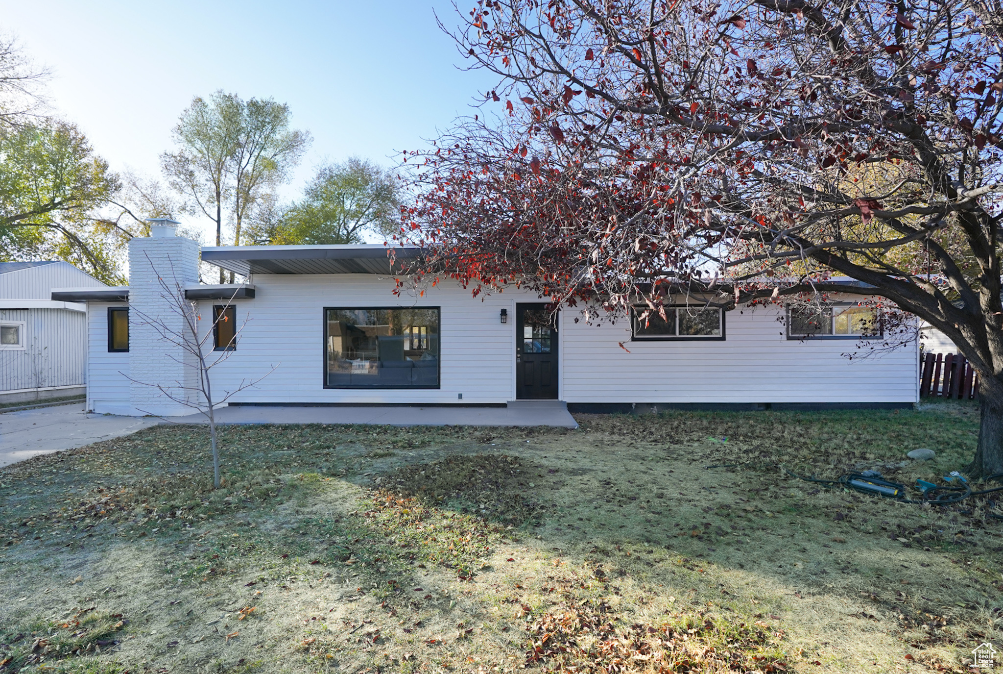 View of front facade with a front lawn