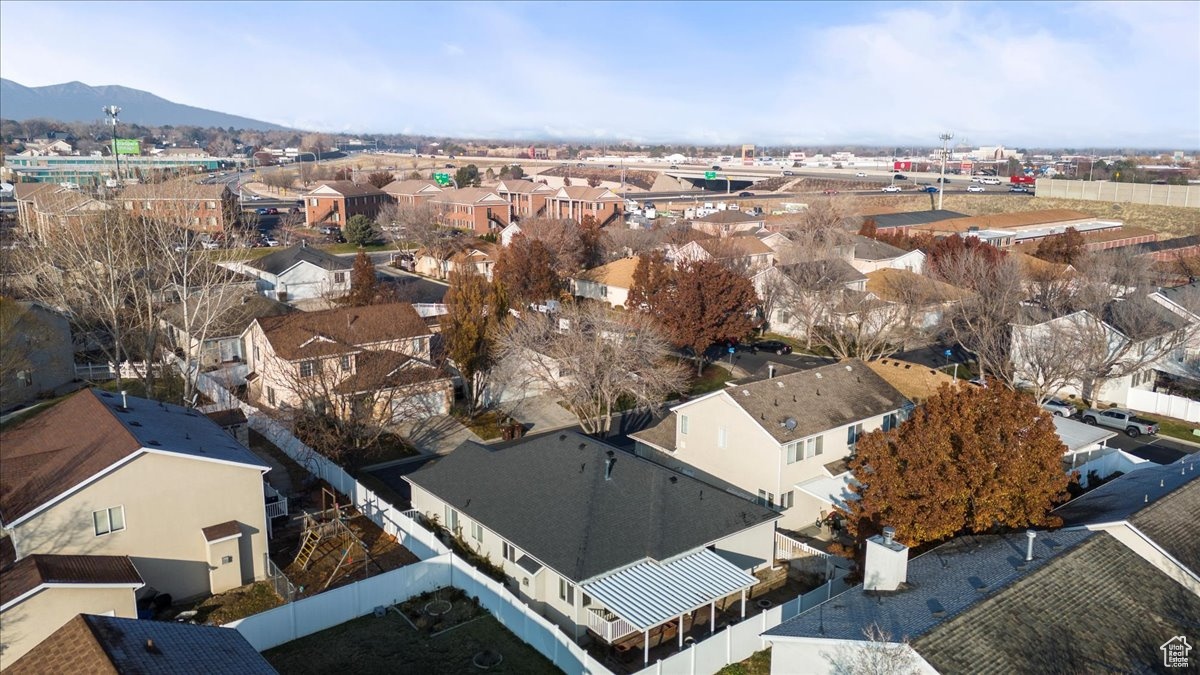 Birds eye view of property featuring a mountain view