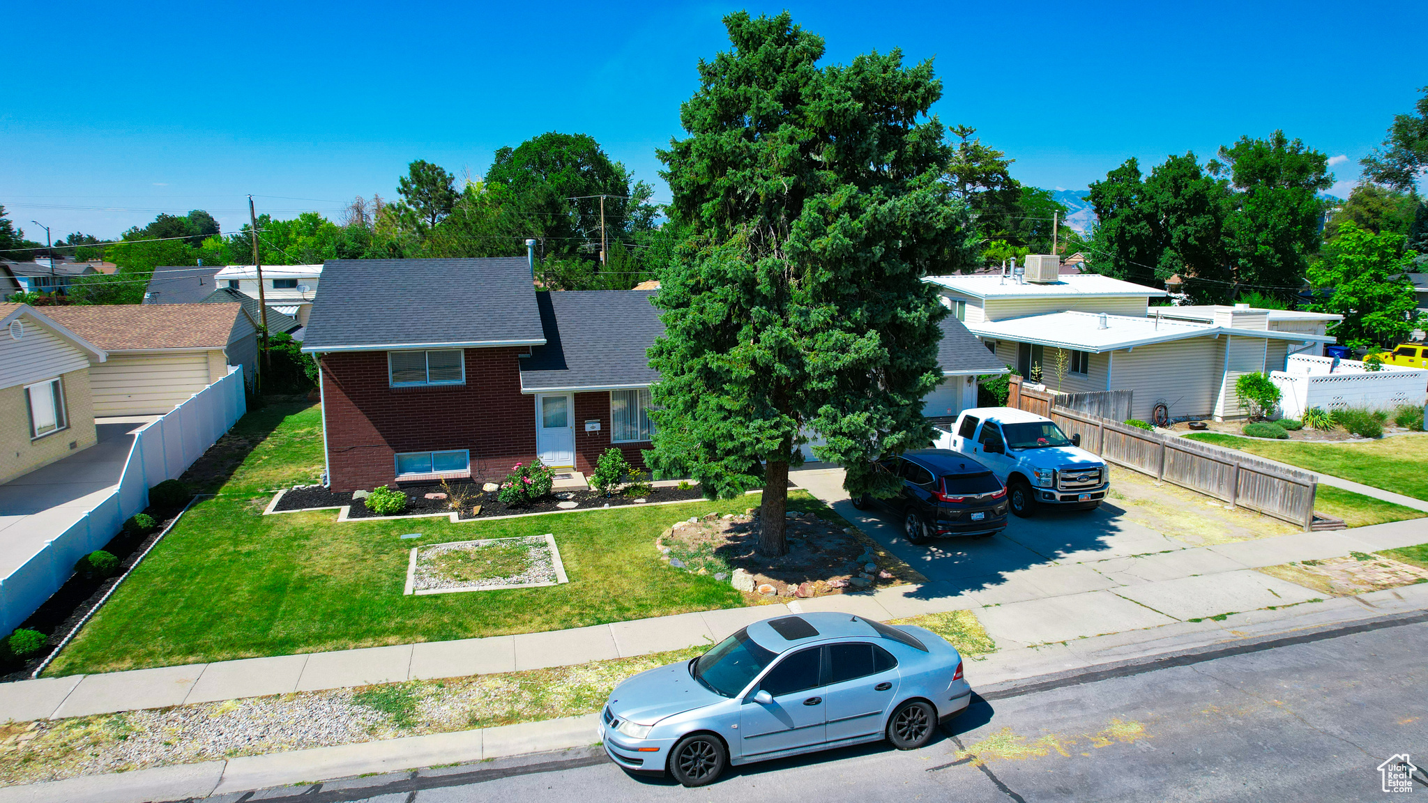 View of front facade with a front yard