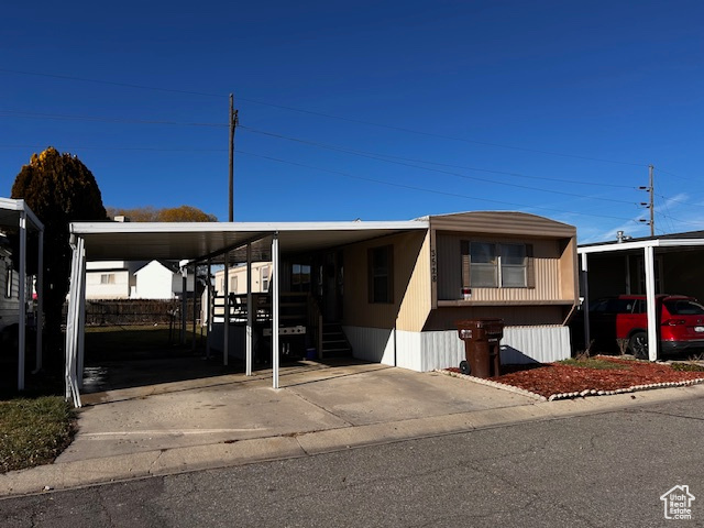 Manufactured / mobile home featuring a carport