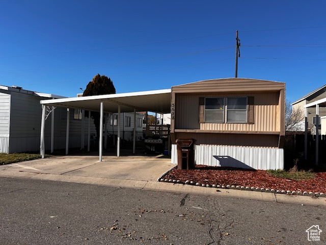 Manufactured / mobile home with a carport