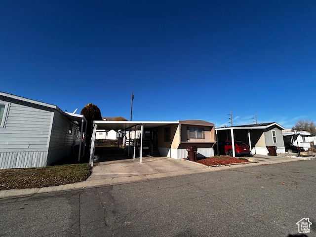 Manufactured / mobile home with a carport