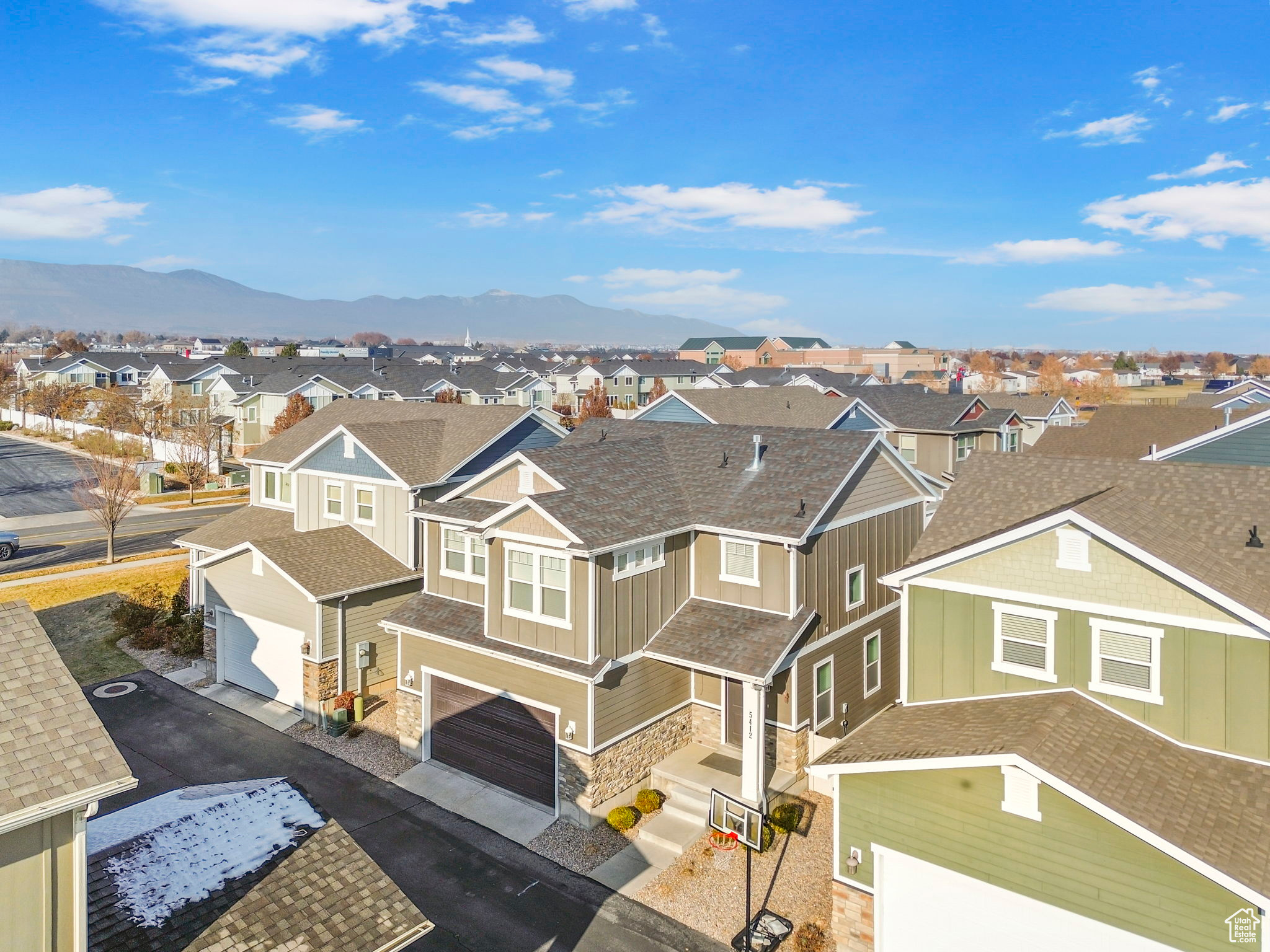 Birds eye view of property with a mountain view