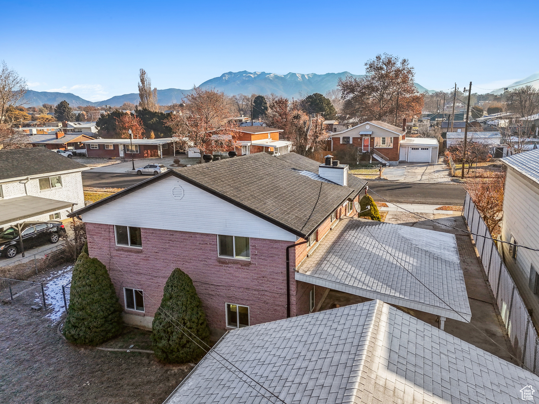 Birds eye view of property featuring a mountain view