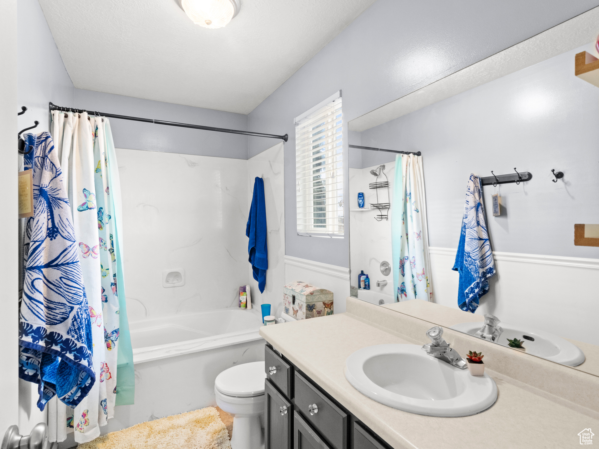 Full bathroom featuring vanity, toilet, and shower / tub combo