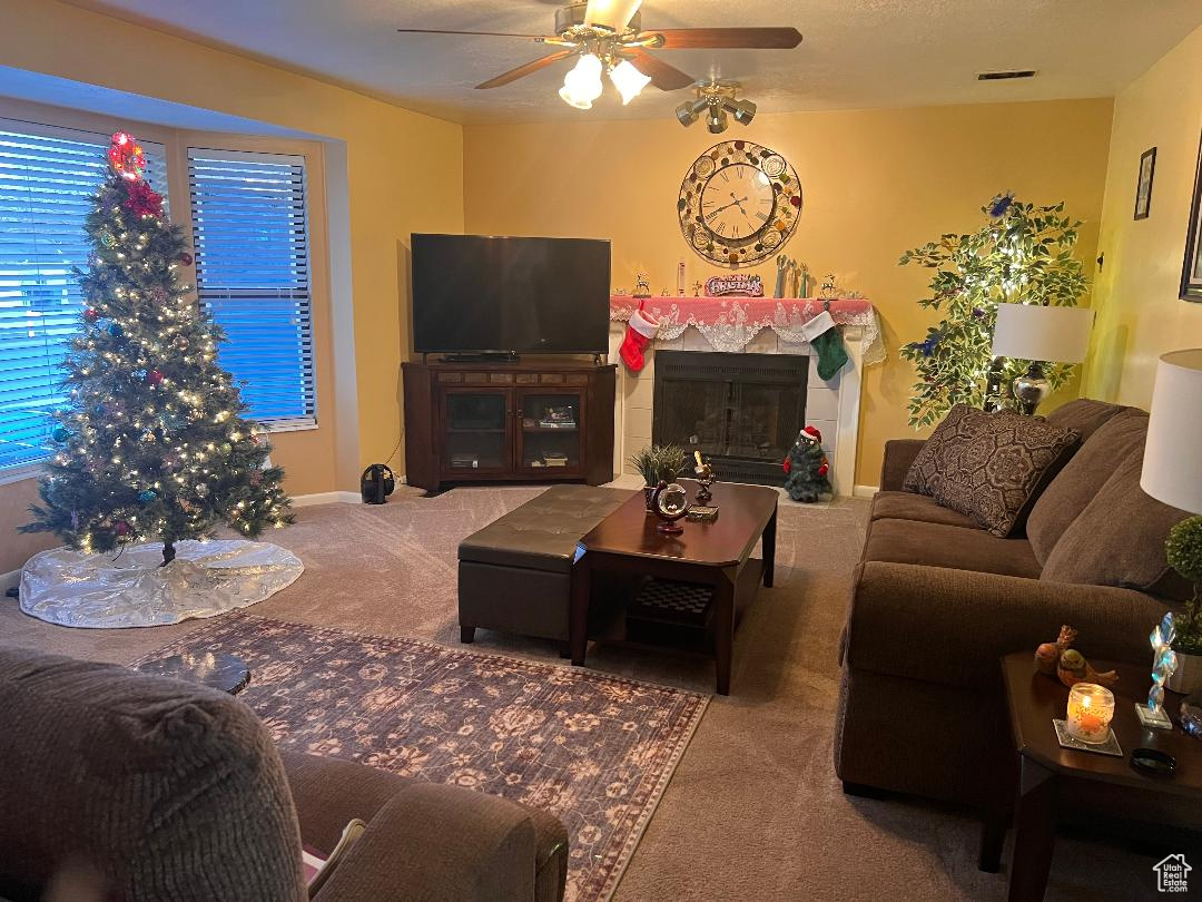 Living room with carpet and ceiling fan