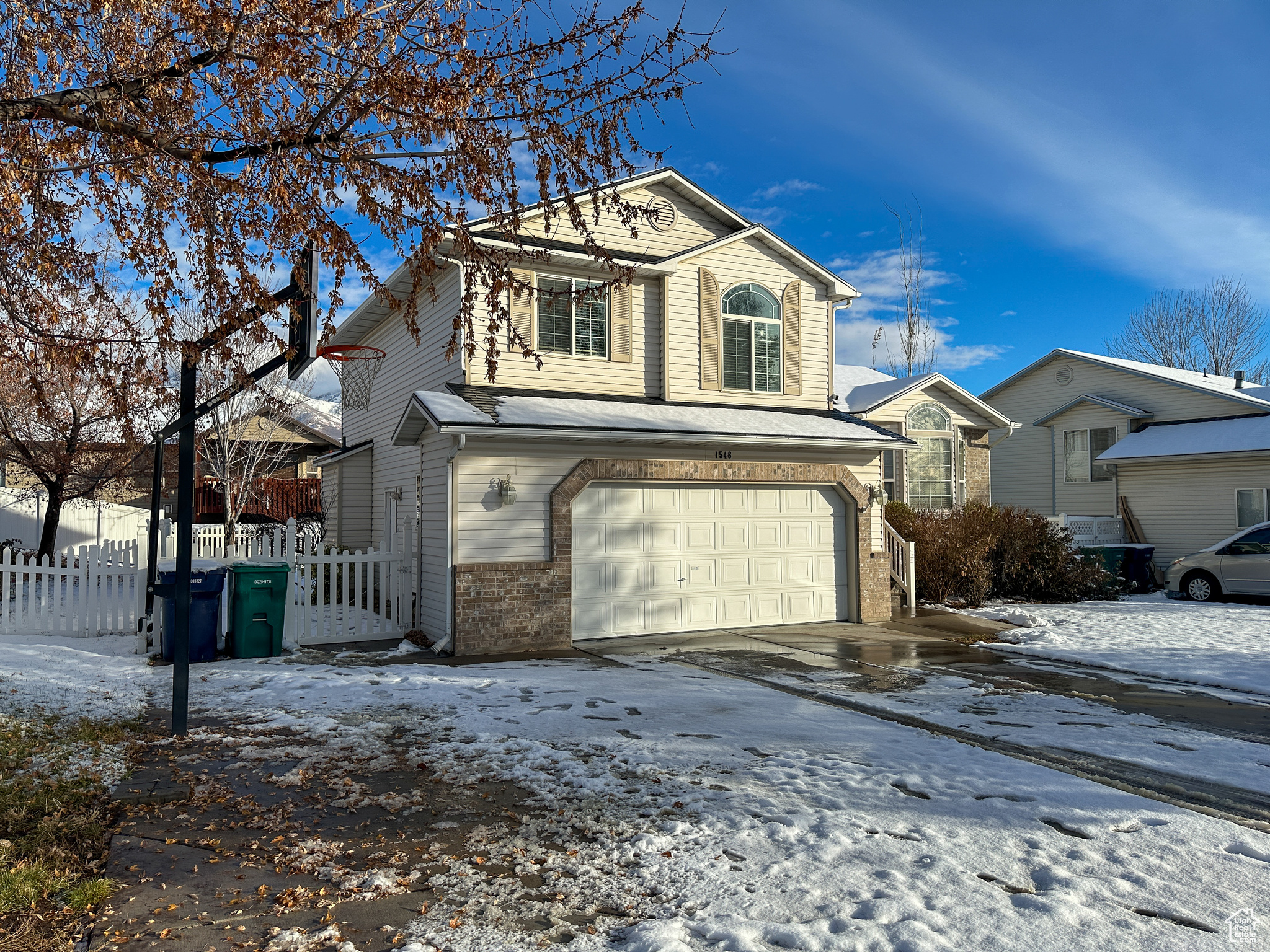 View of front property featuring a garage