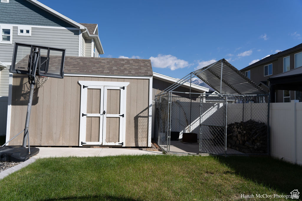 View of outbuilding featuring a yard