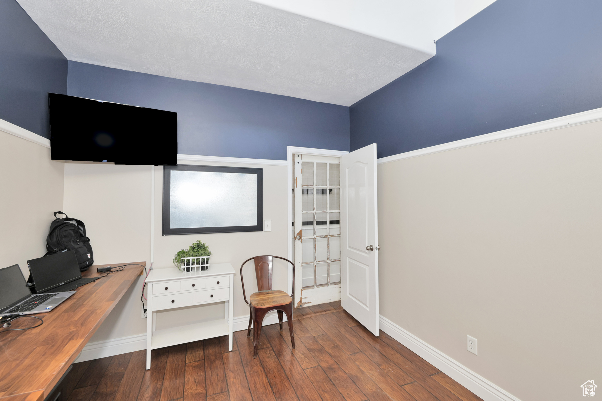 Office with dark hardwood / wood-style floors