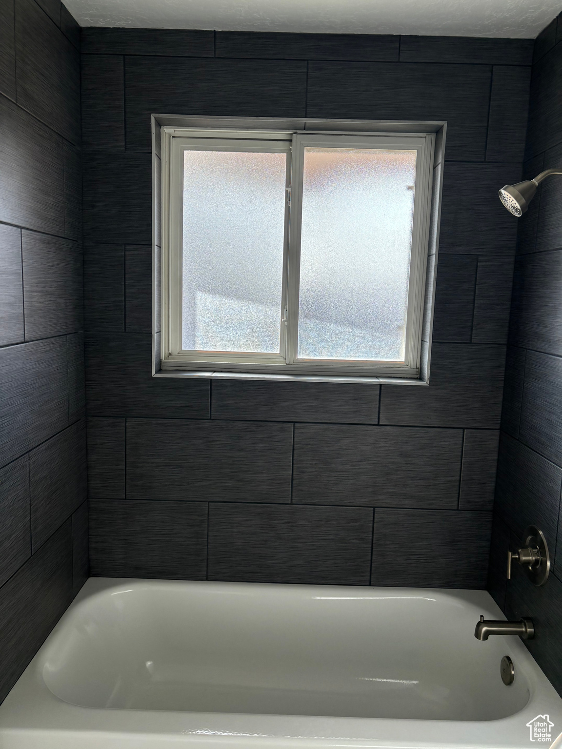 Bathroom with tiled shower / bath combo