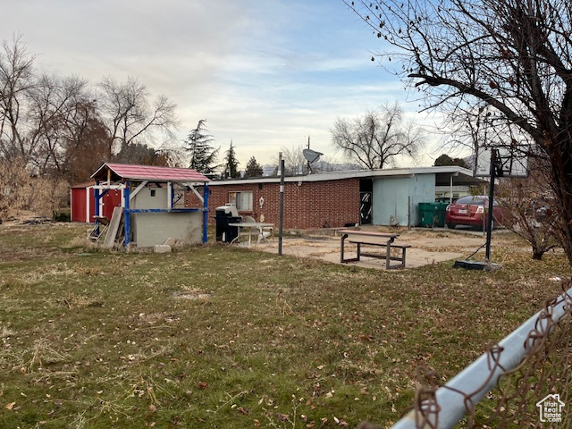 View of yard featuring a shed