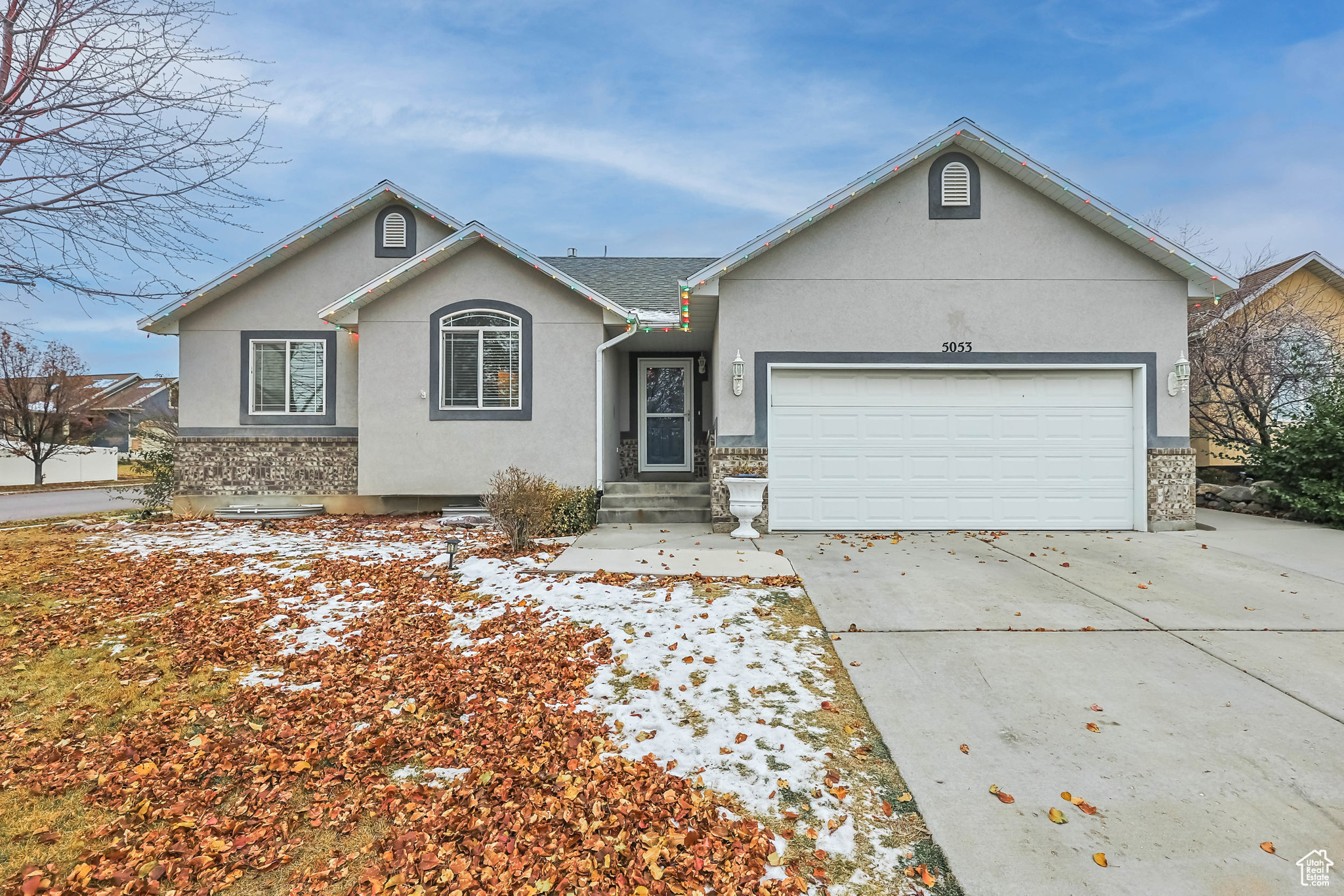 Ranch-style house featuring a garage