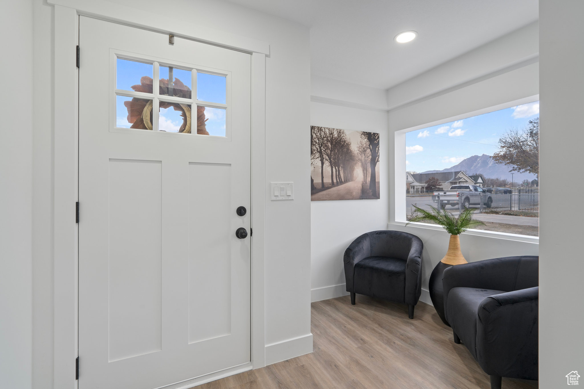 Cozy Entryway with a great view and lighting