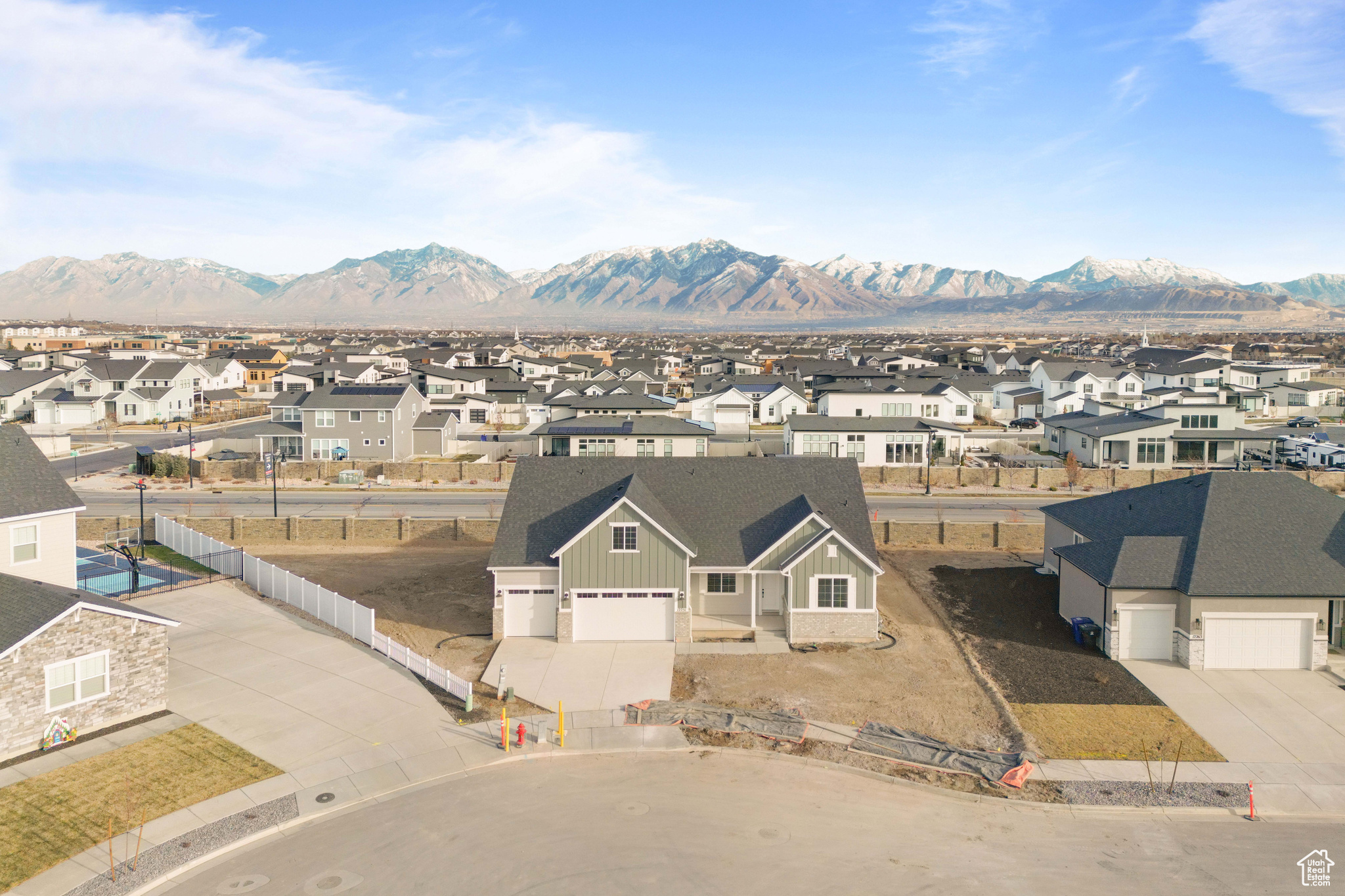 Aerial view with a mountain view