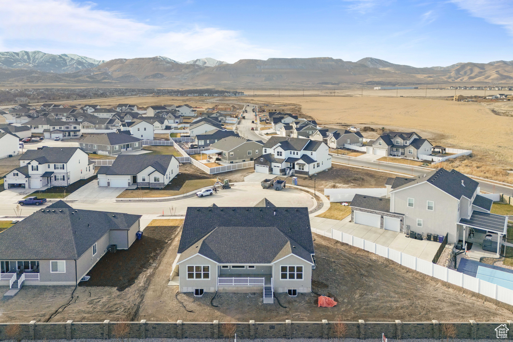 Birds eye view of property featuring a mountain view