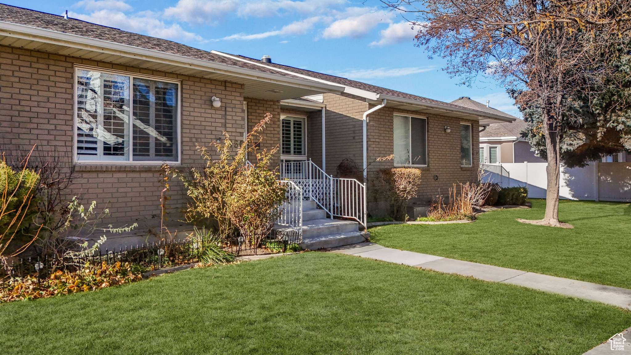 FRONT DOOR & VIRTUAL YARD