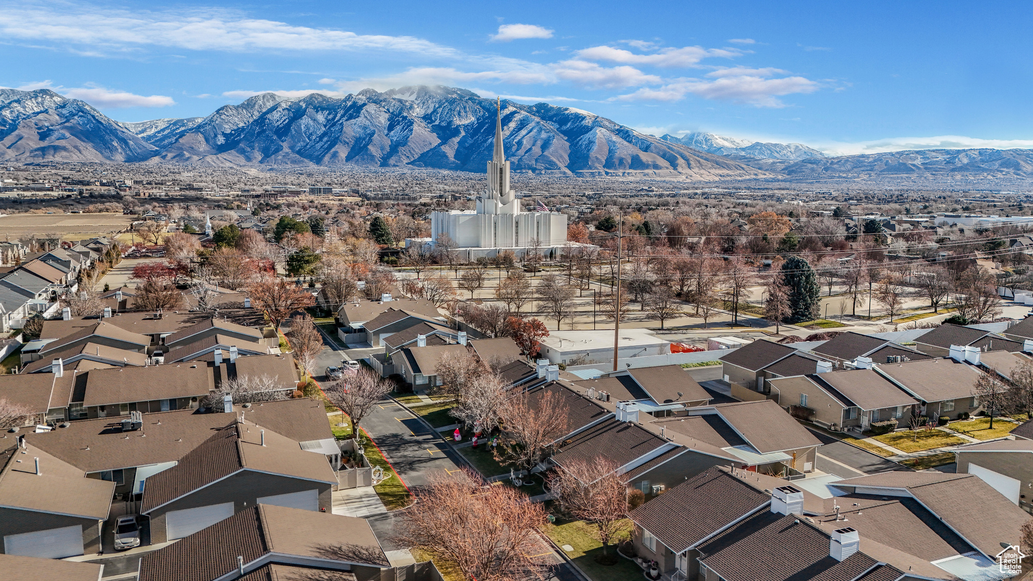 Bird's eye view with a mountain view