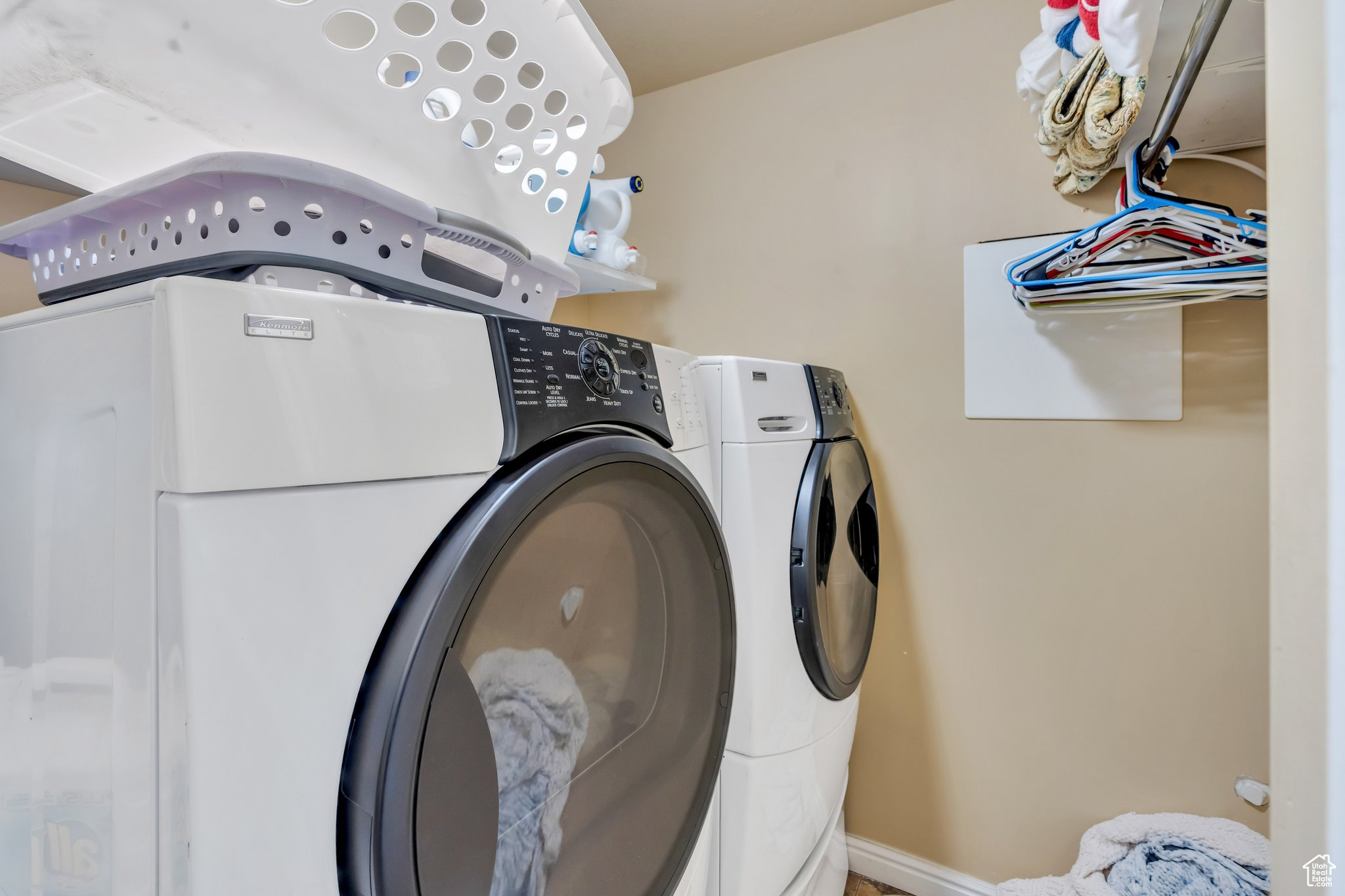 Washroom with independent washer and dryer