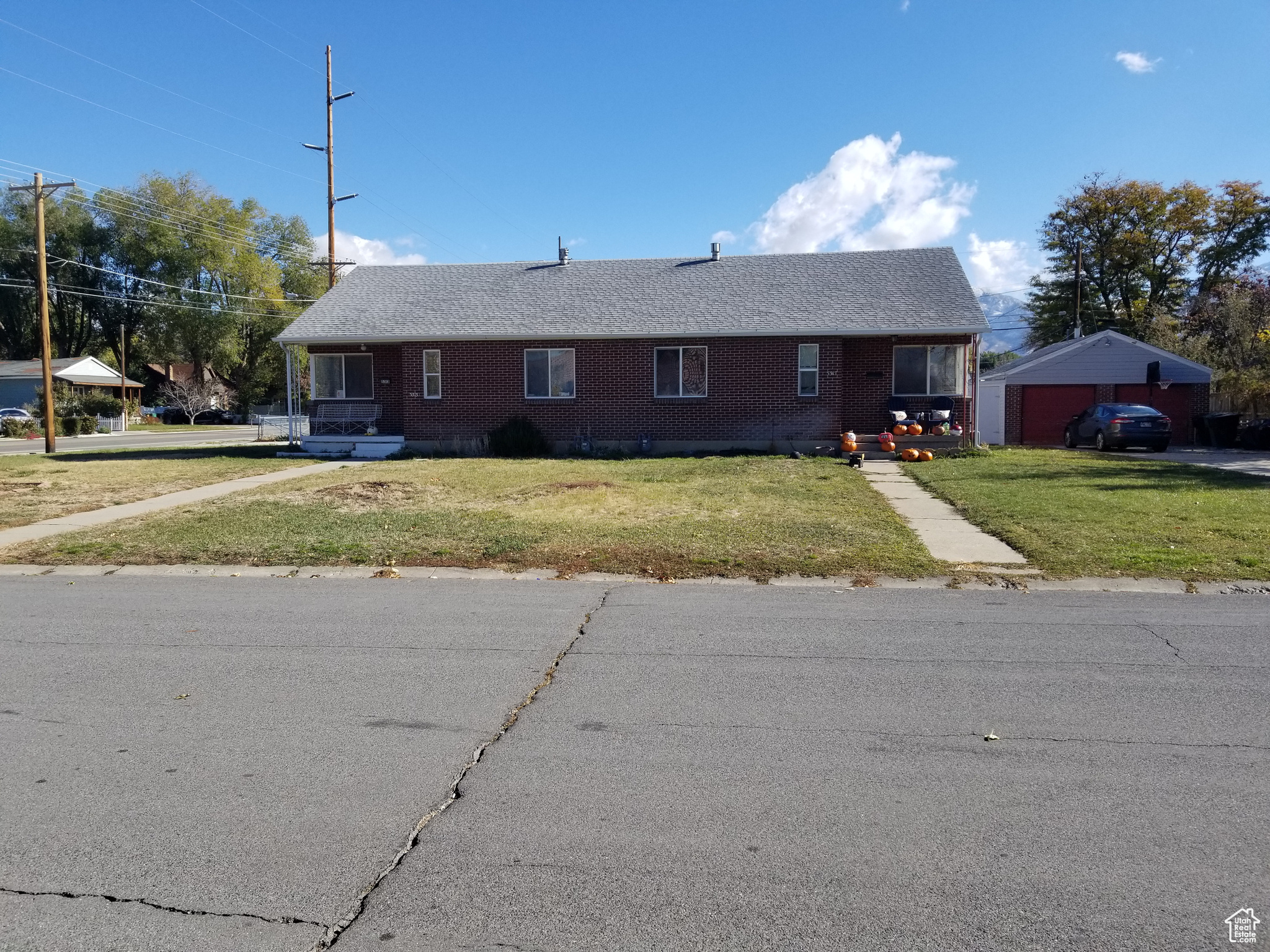 View of front of property featuring a front lawn