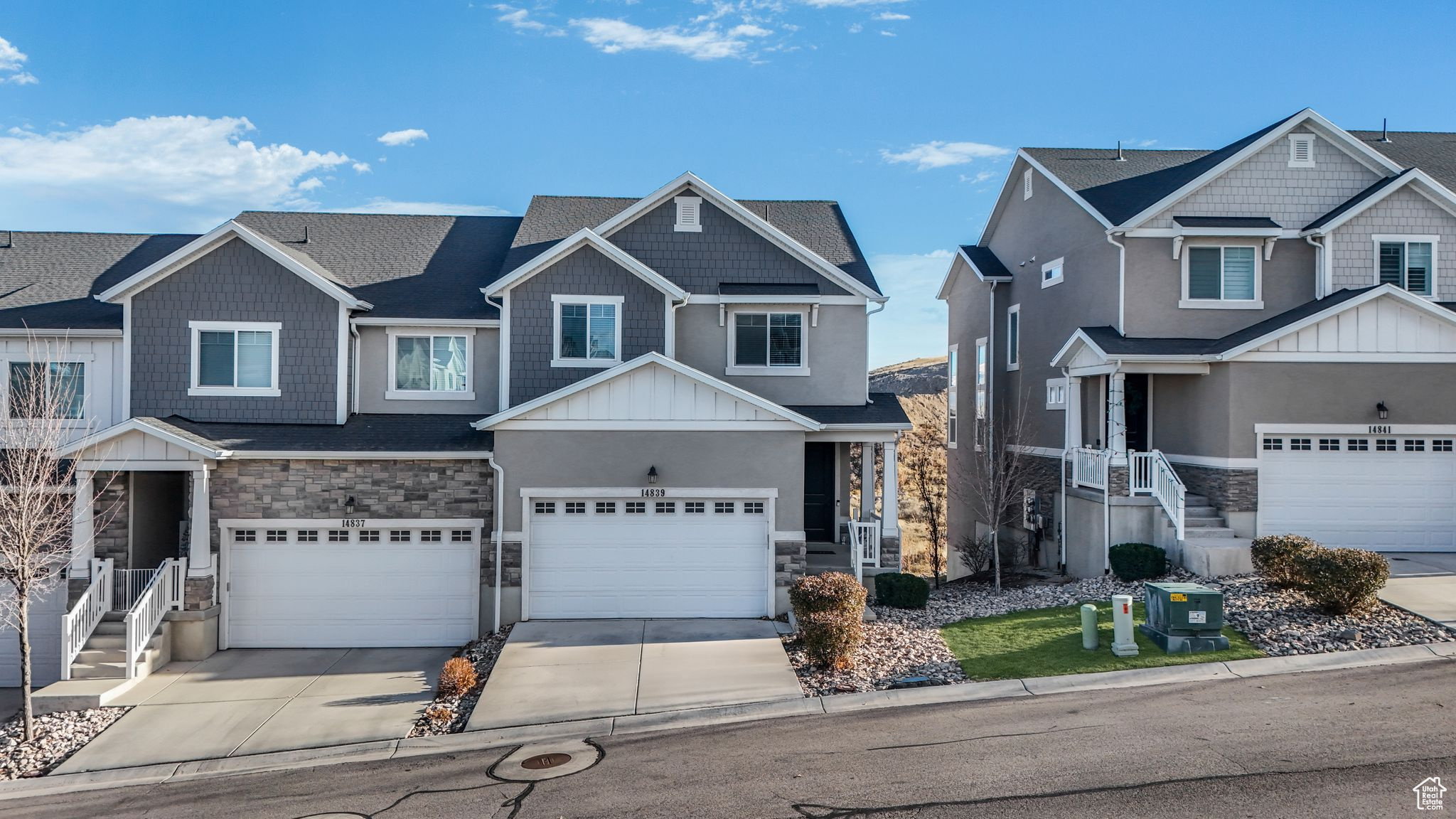 Craftsman house with a garage