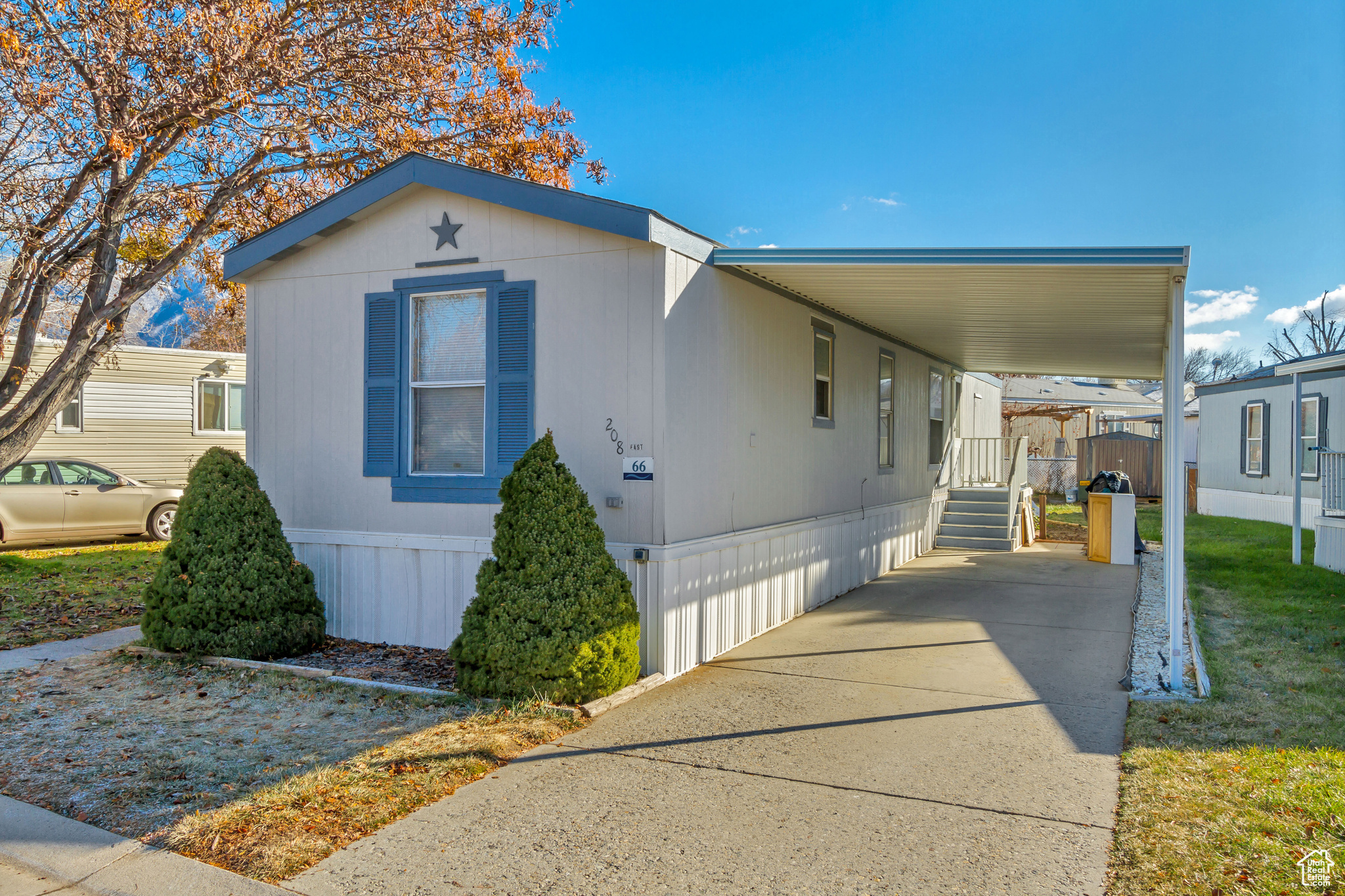 Manufactured / mobile home with a carport