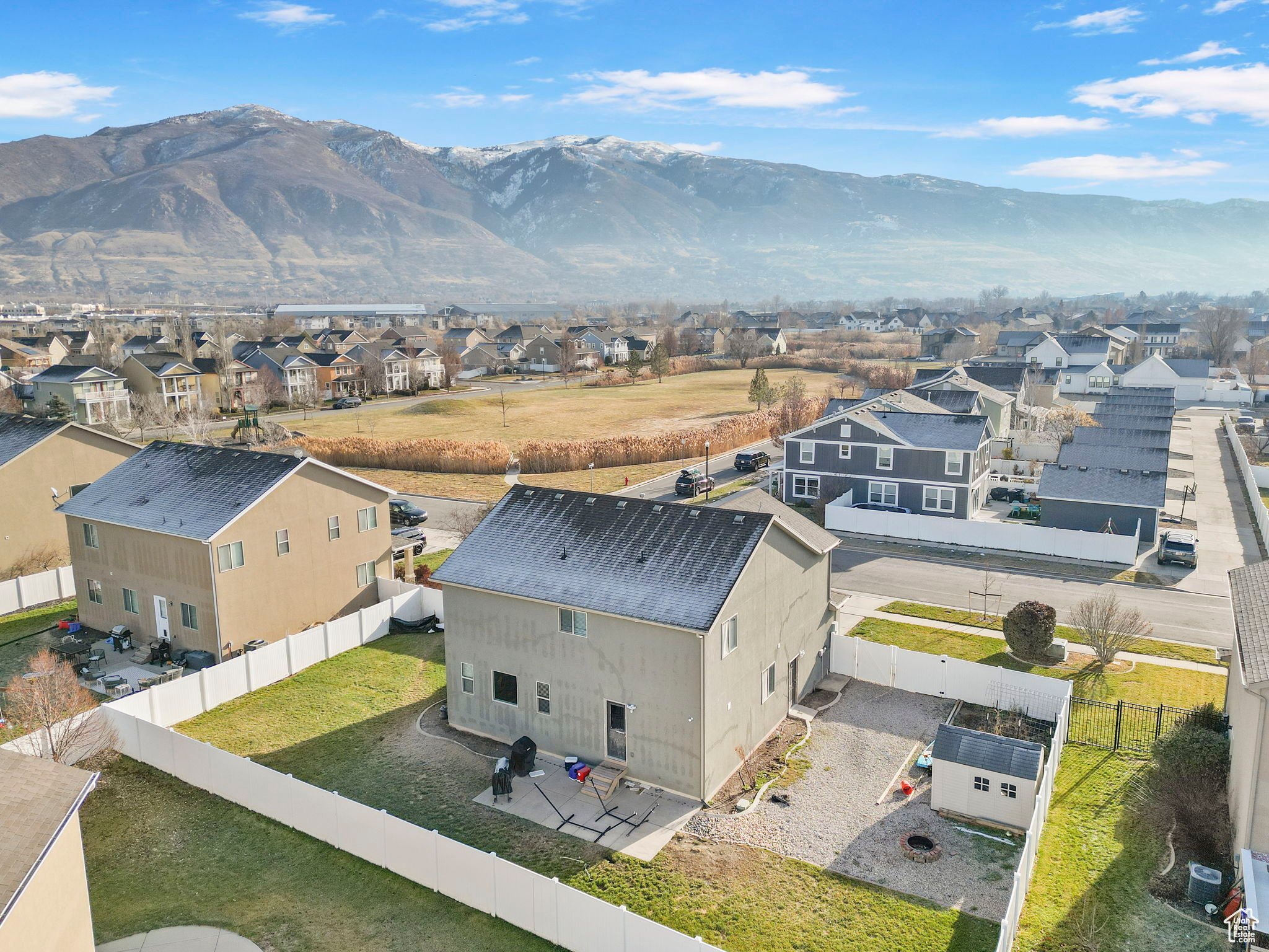 Birds eye view of property featuring a mountain view