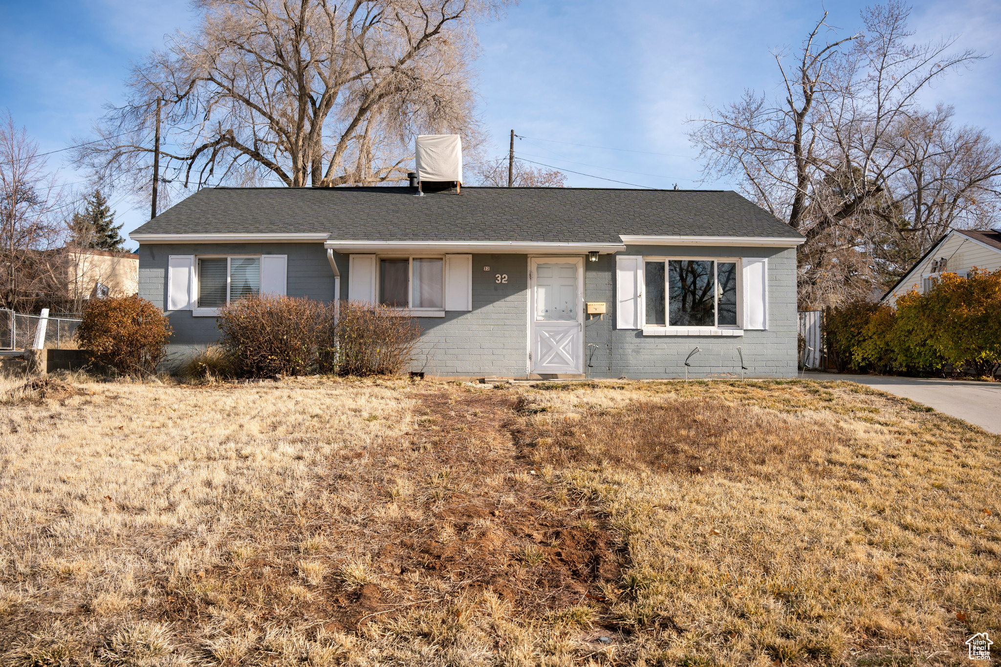 Single story home with a front yard