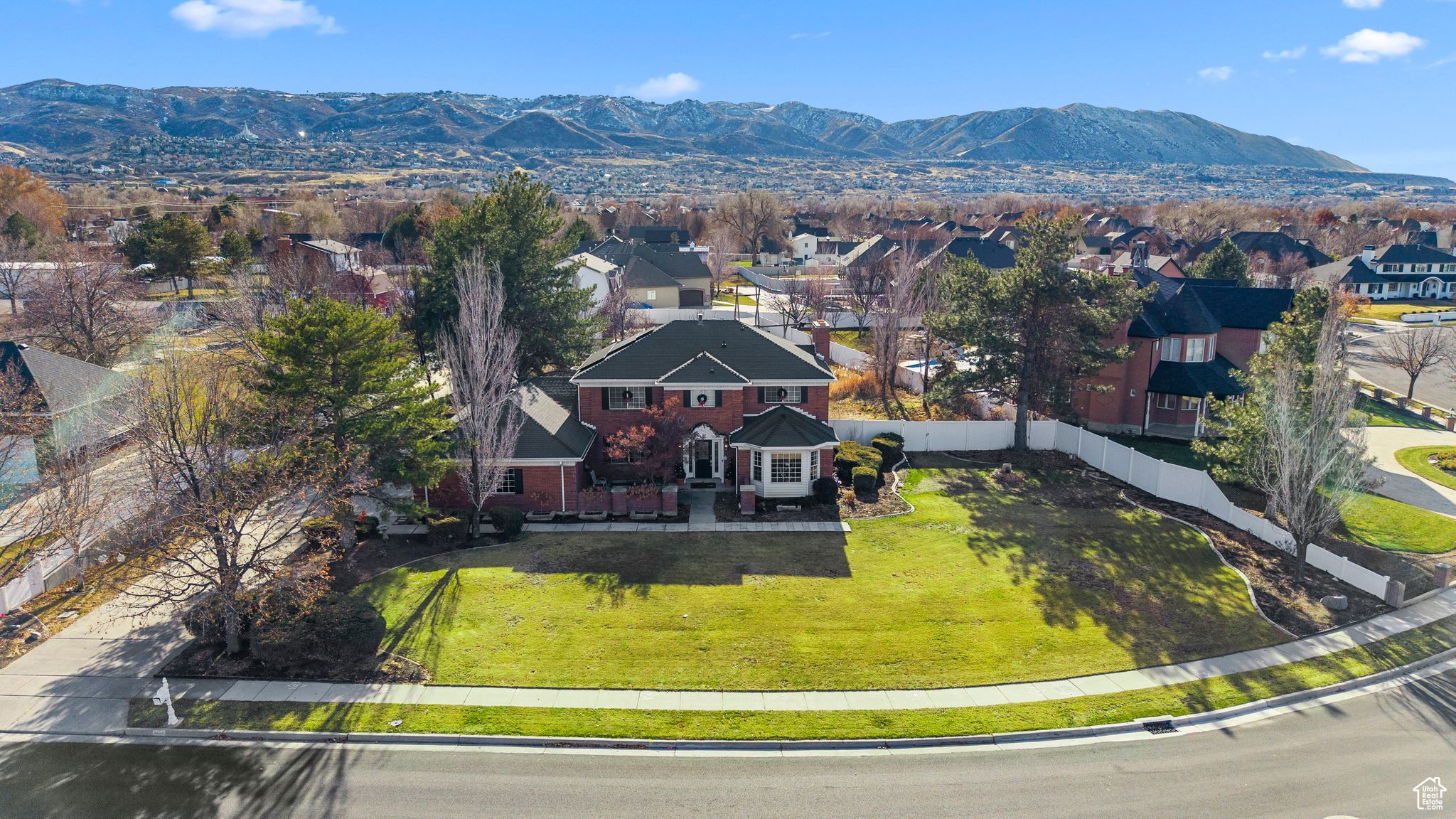 Bird's eye view with a mountain view