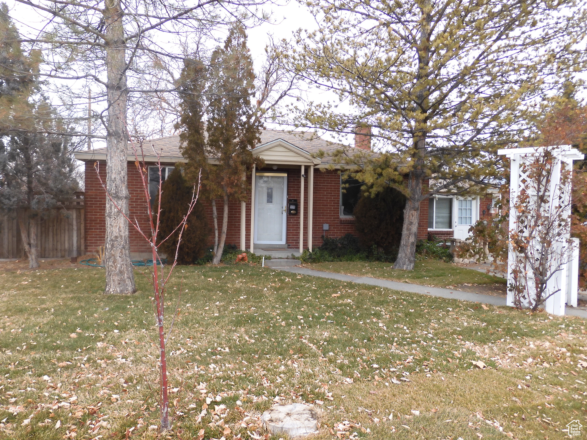 View of front of house featuring a front yard