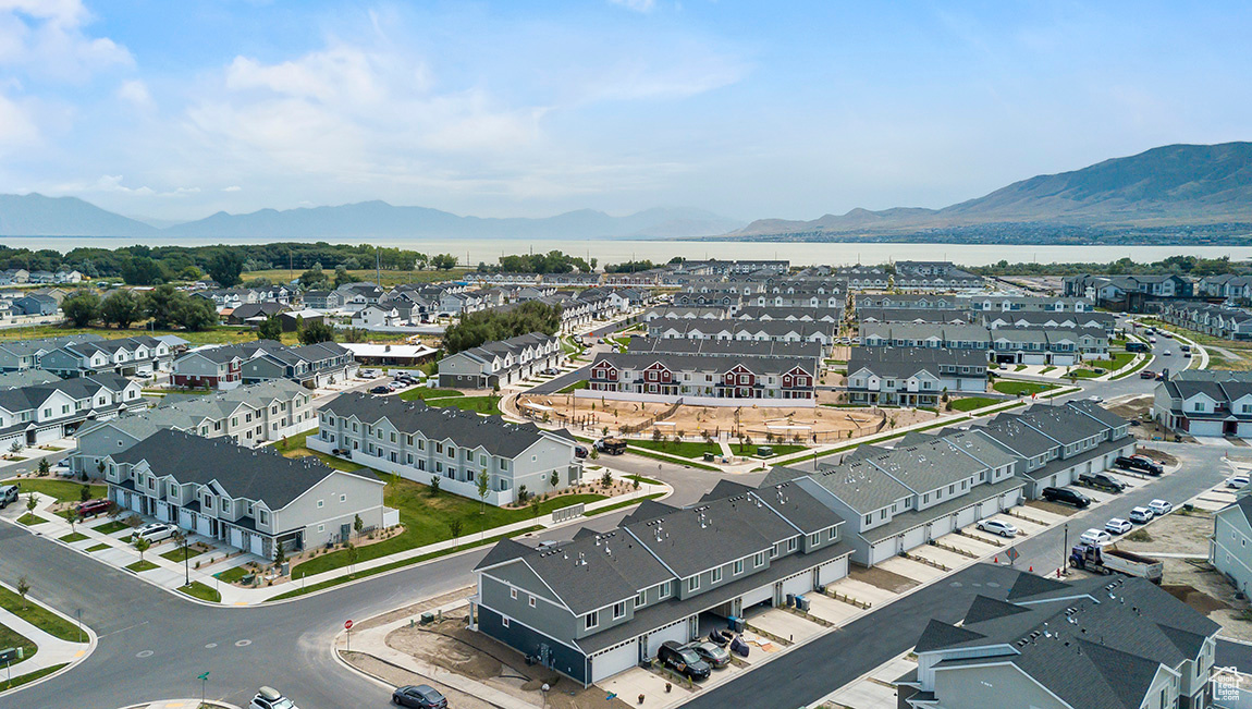 Bird's eye view with a mountain view