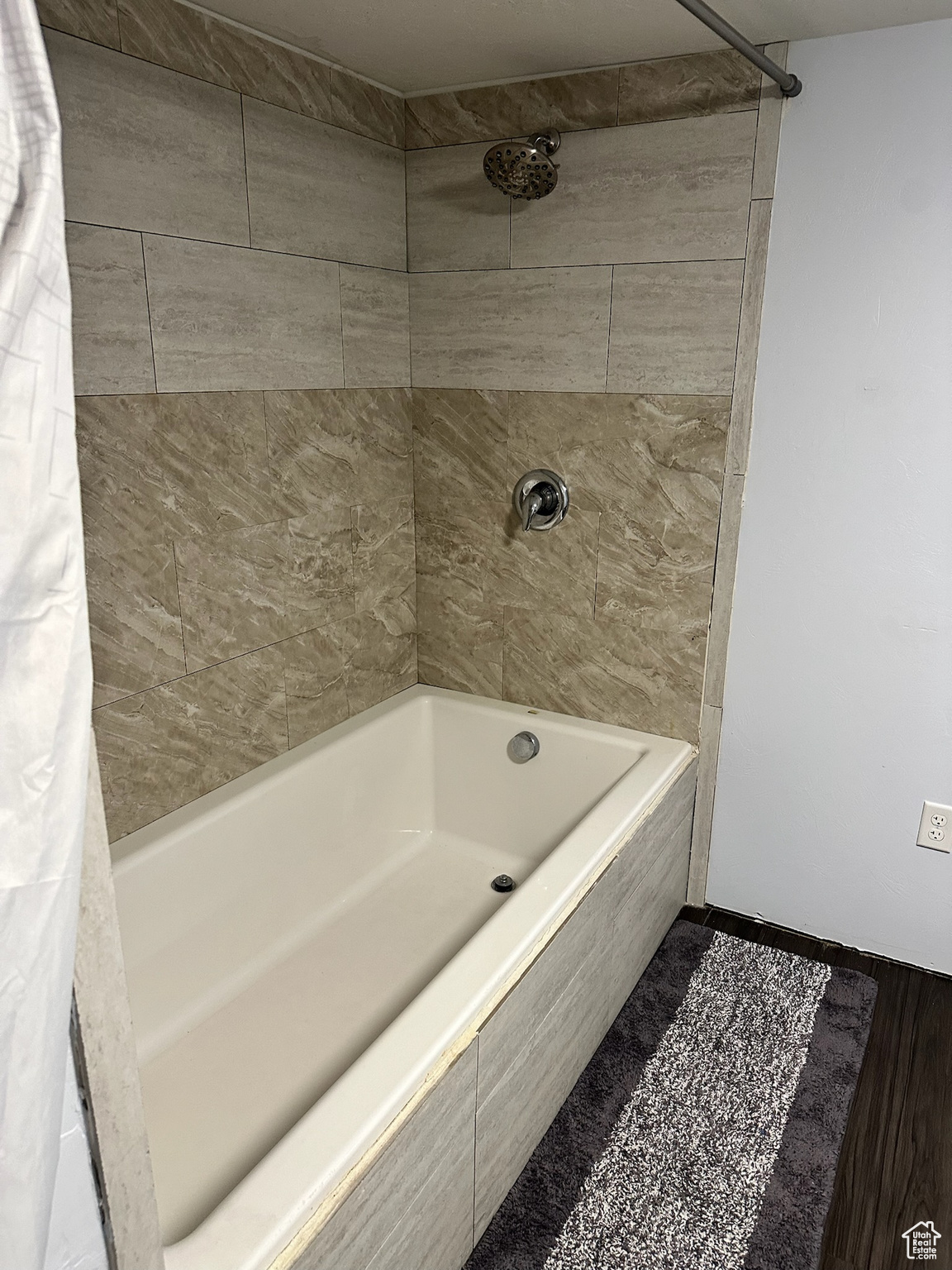 Bathroom with shower / tub combo