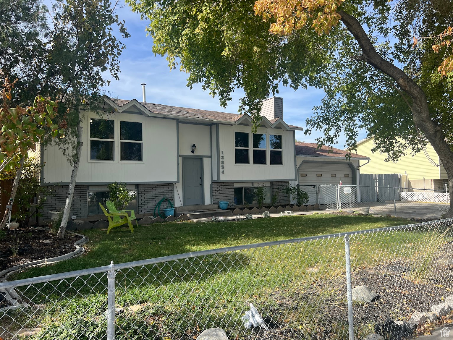 Bi-level home with a front yard