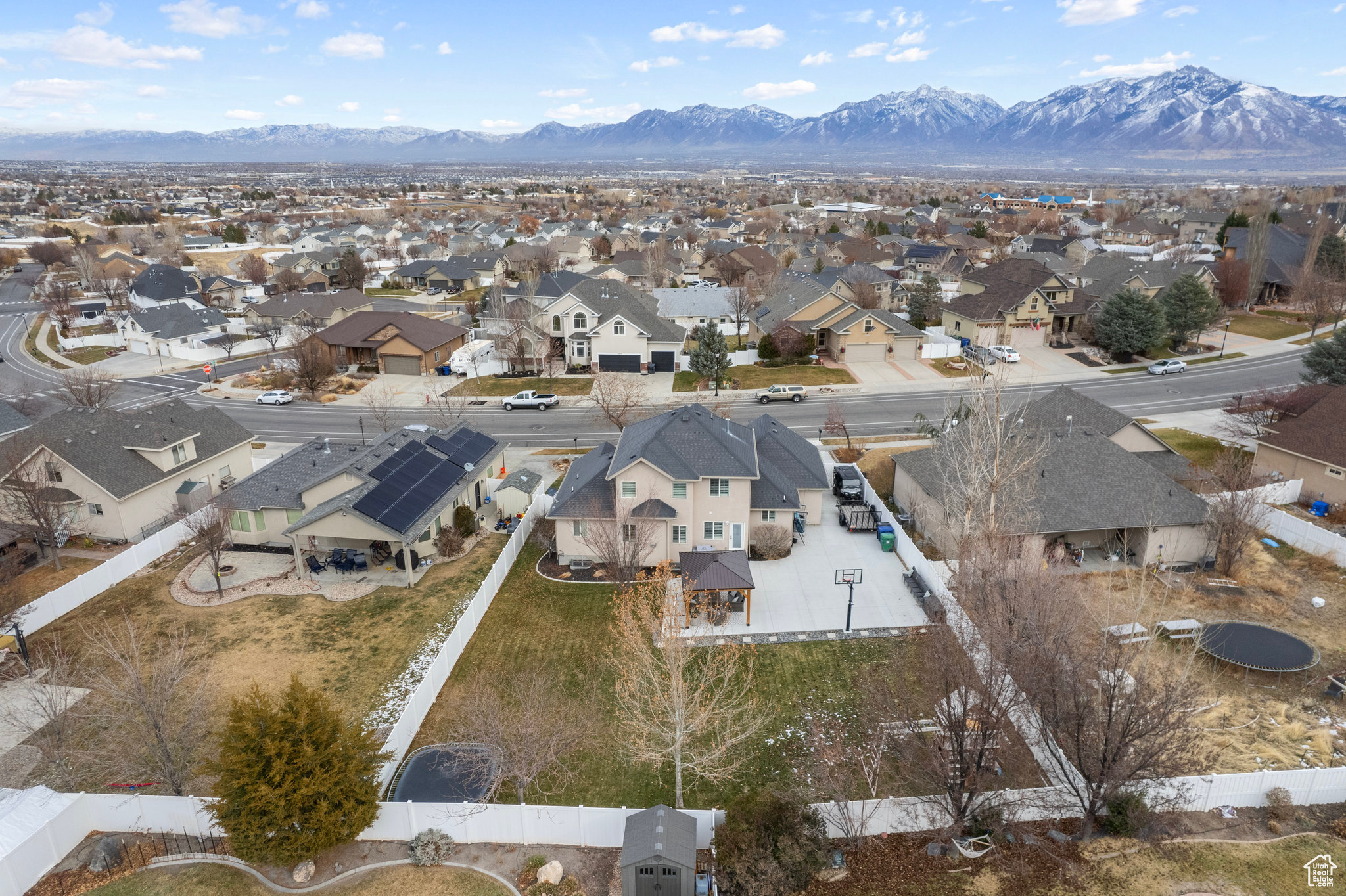 Aerial view with a mountain view