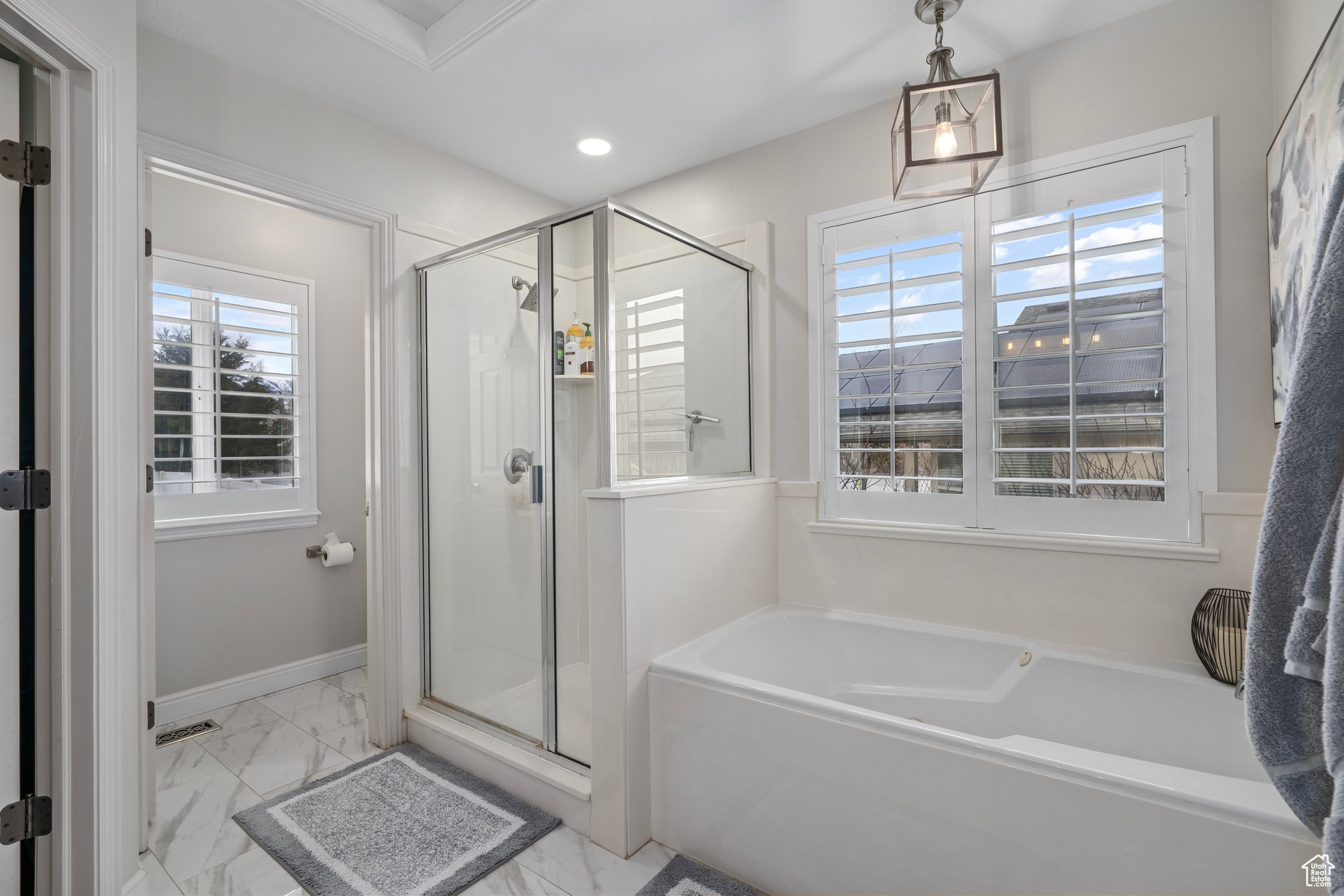 Bathroom with plenty of natural light and independent shower and bath