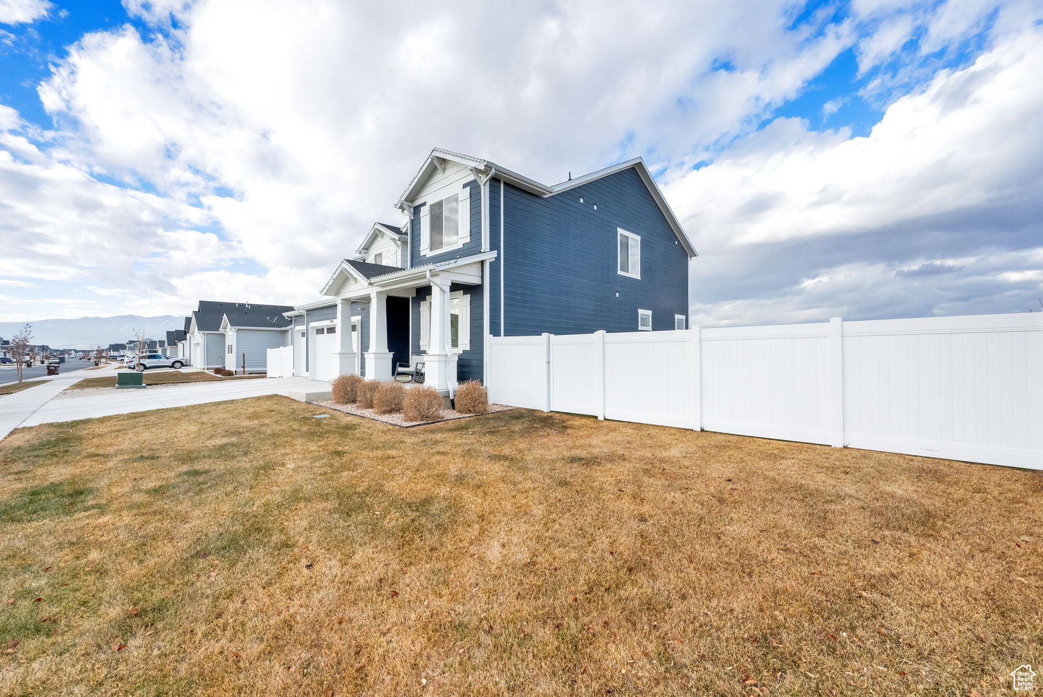 View of front facade with a front yard