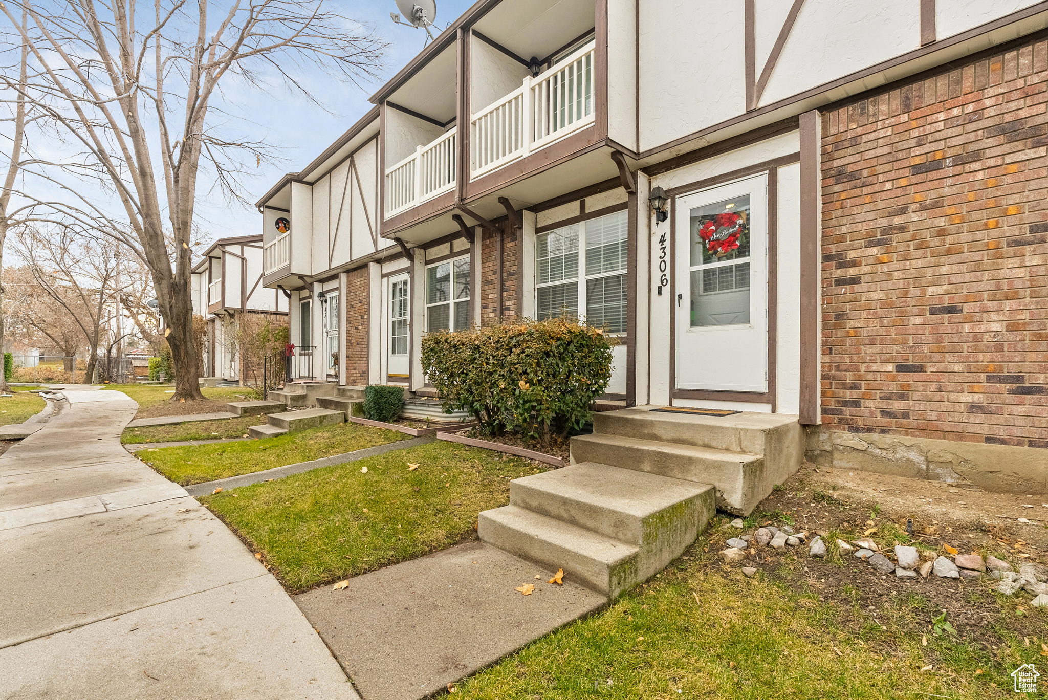 Property entrance with a balcony and a yard