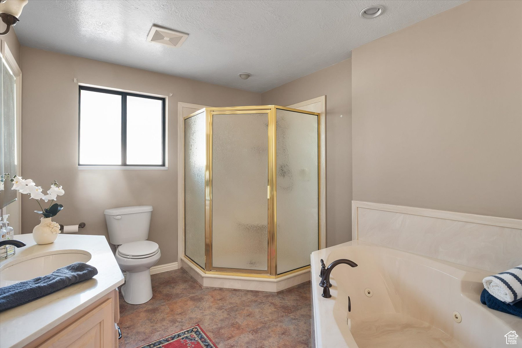 Primary bath with separate shower & jetted tub