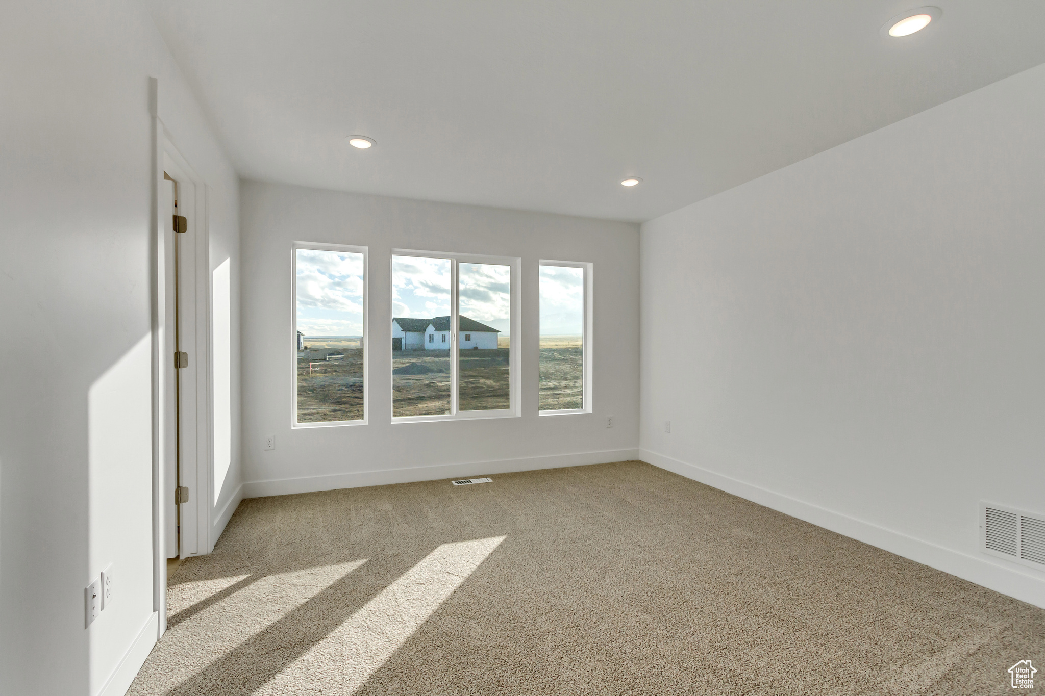 Empty room with light carpet