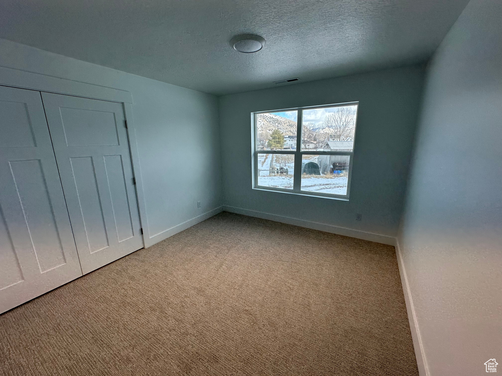 Large secondary bedroom.